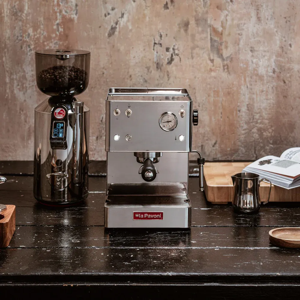 Кофейная зона La Pavoni с кофемашиной и кофемолкой на кухне