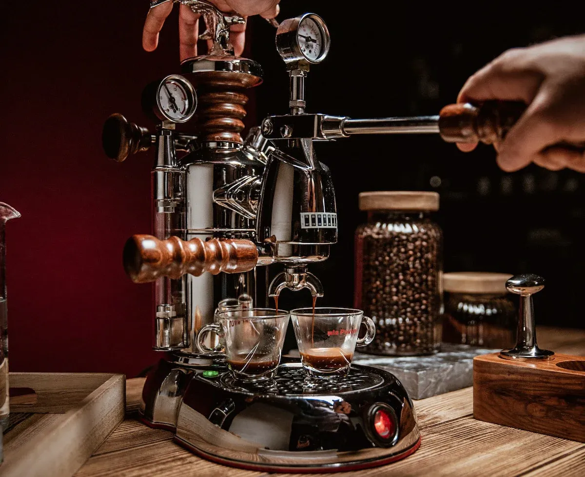 Кофемашина La Pavoni в процессе приготовления эспрессо