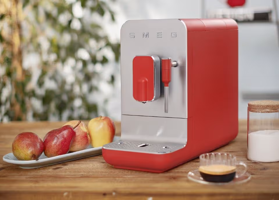 Автоматическая кофемашина Smeg BCC02 для кофейной зоны на кухне