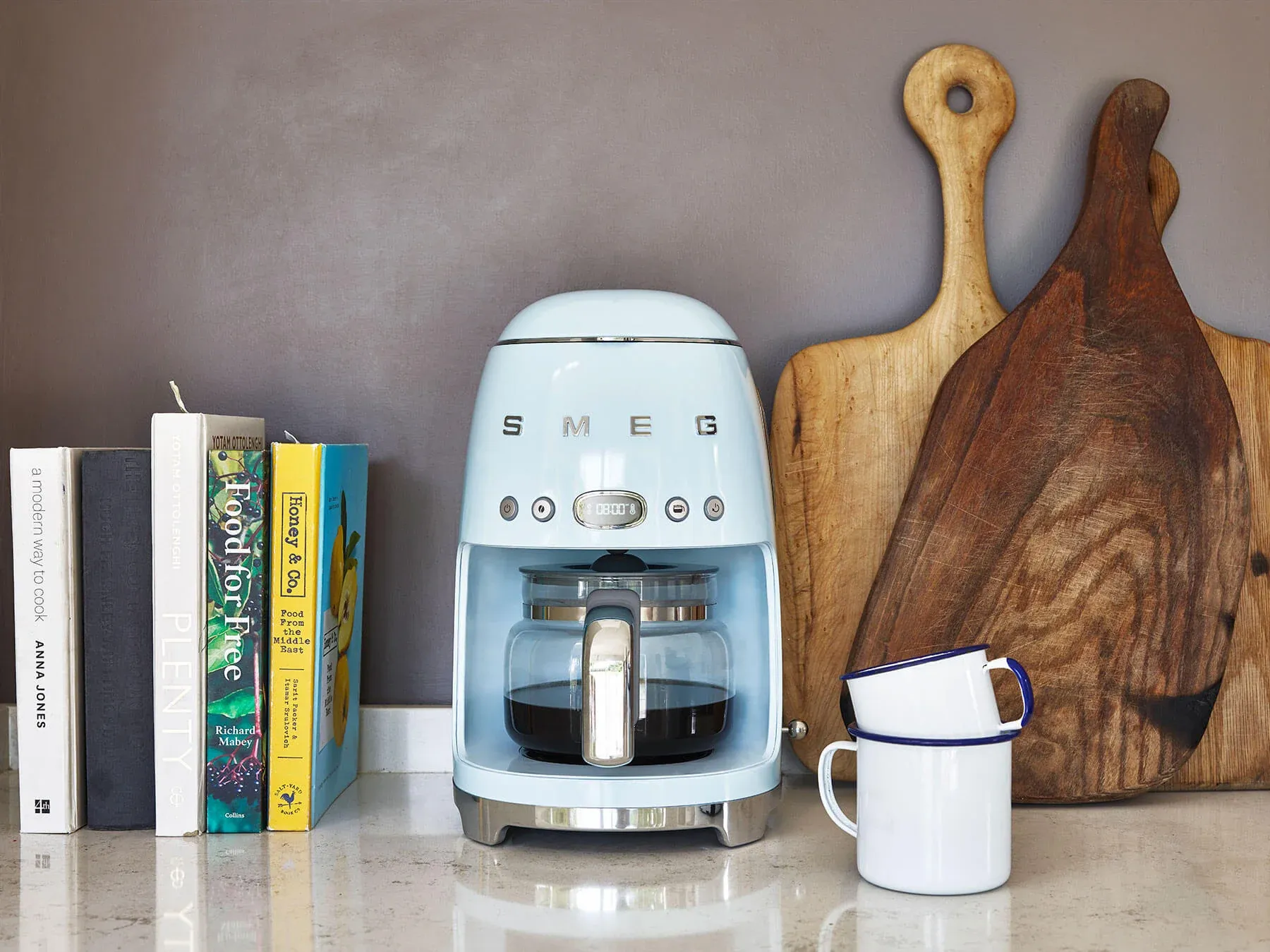 Кофейная зона Smeg с капельной кофеваркой Капельная кофеварка Smeg в кофейной зоне
