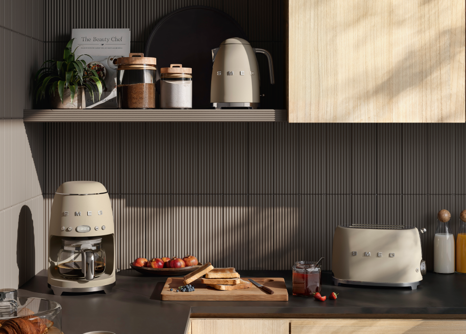 Кофейная зона Smeg с кофеваркой, чайником и тостером Комплект малой техники Smeg для кофейной зоны