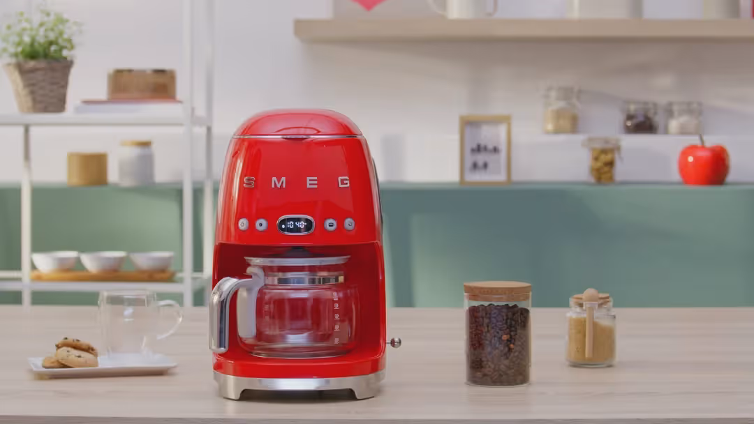 Капельная кофеварка Smeg DCF02 для фильтр-кофе